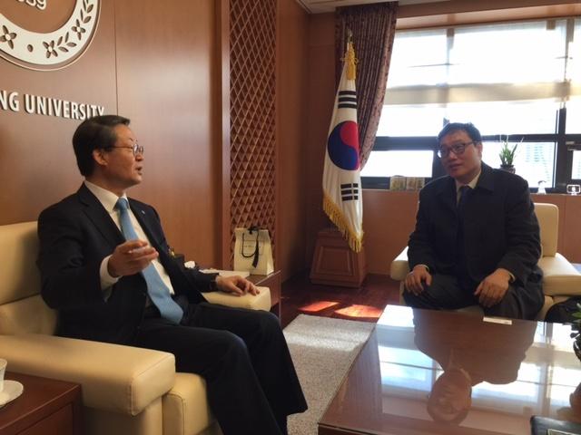 Dr. Kim meets with President Lee